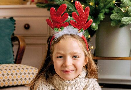 Mädchen mit glitzerndem Rentiergeweih-Haarreif