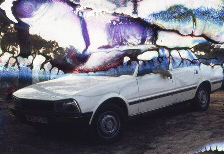 Ein beschädigtes Dia von einem weißen Auto