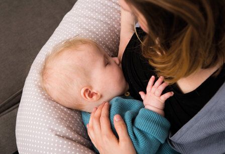 Mutter stillt Baby