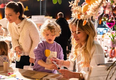 Mutter und Kind basteln beim Family Circle