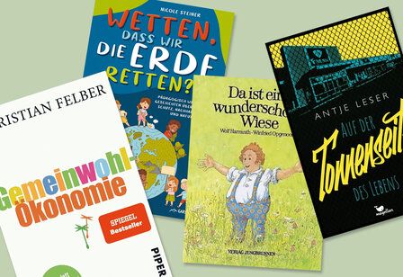 Vier Buchcover liegen wie zufällig neben- und übereinander