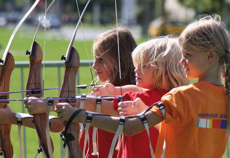 Kinder beim Bogenschießen