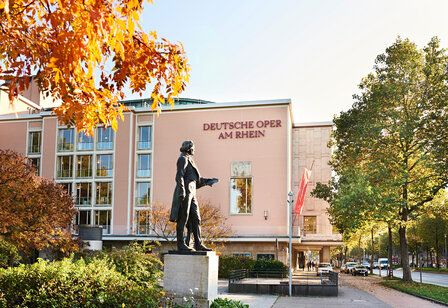 Opernhaus Düsseldorf Außenansicht mit Mendelssohn-Denkmal