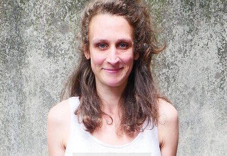 Porträt von Maia Kessler vor rauer Betonwand