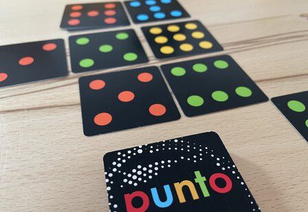 Punto Karten liegen auf dem Tisch