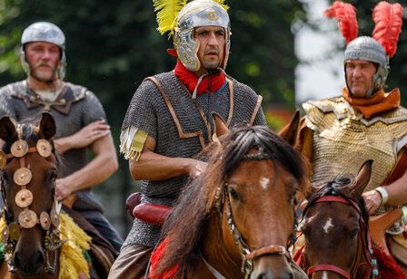 Als Römer verkleidete Männer auf Pferden beim Limesfest in Xanten