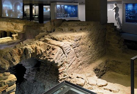 Ausstellungsraum der Römertherme Zülpich, Ausgrabungen antiker Mauern