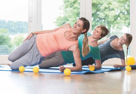 Drei Frauen bei Rückbildungsgymnastik