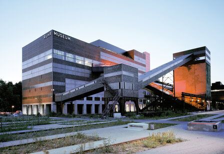 Außenansicht des Ruhr Museums im Abendlicht