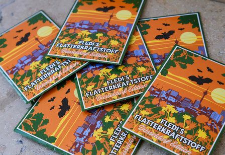 Sechs Samentütchen von Fledis Flatterkraftstoff liegen auf einer Marmorplatte