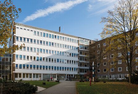Außenanschicht des Sana Krankenhauses Benrath, herbstliche Stimmung