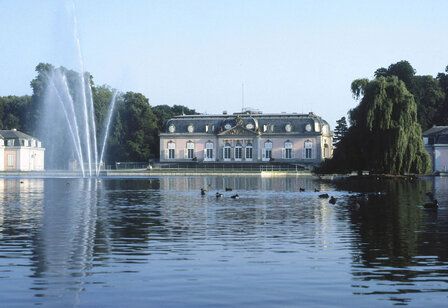 Schloss Benrath Außenansicht mit Teich und Springbrunnen