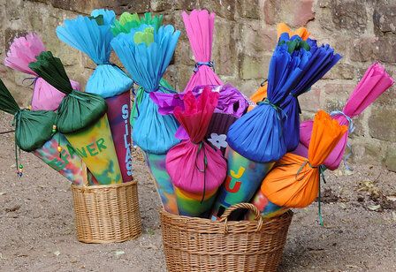 zwei Körbe, in denen bunte Schultüten stecken