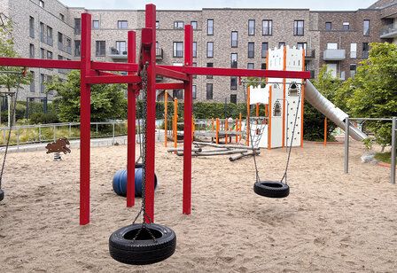 Reifenschaukeln auf dem Spielplatz Spieloase