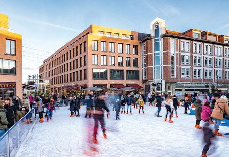 Schlittschuhbahn in Monheim mit Eisläufern