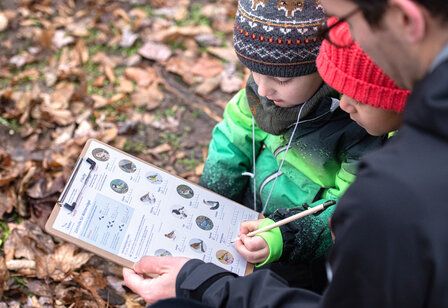 Stunde der Wintervögel Zählung, Vater und zwei Kinder füllen den Zählbogen aus