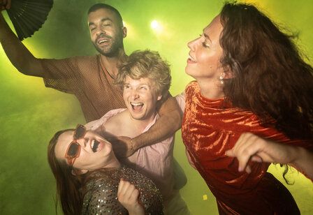 Szene aus dem Theaterstück The Drop, Hannah Joe Huberty, Cem Bingöl, Felix Werner-Tutschku, Eva Maria Schindele