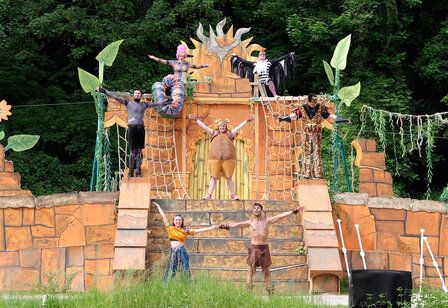 Theater Concept das Dschungelbuch Szene mit allen Schauspielern