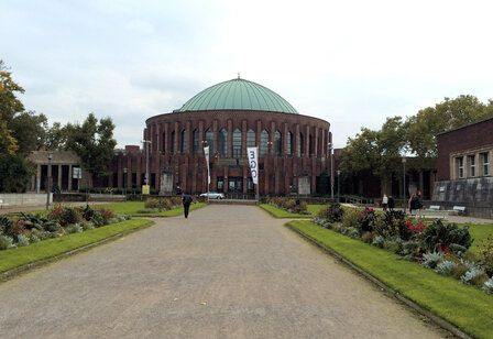 Außenaufnahme der Tonhalle Düsseldorf aus Perspektive des Ehrenhofes