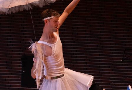 Mann tanzt auf der Bühne - Szene aus dem Stück Klopf, Klopf, Dinig Dong