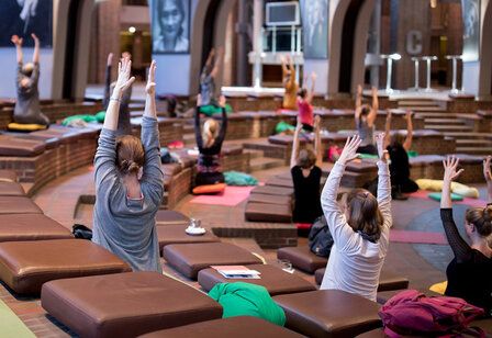 Schwangere machen in der Tonhalle gemeinsam Yoga