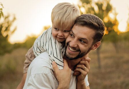 Vater trägt Sohn Huckepack, Spätsommerstimmung