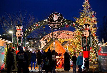 Weihnachtszauber Areal Böhler Eingang am Abend