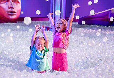Zwei Mädchen toben in einem Bällebad bei Bubble Planet