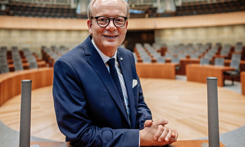 Landtagspräsident André Kuper im Plenarsaal des Landtags NRW