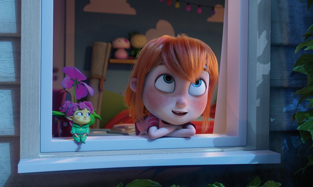 Animiertes Kind guckt nachts aus dem Fenster und spricht mit einer kleinen Fee, die auf der Fensterbank sitzt
