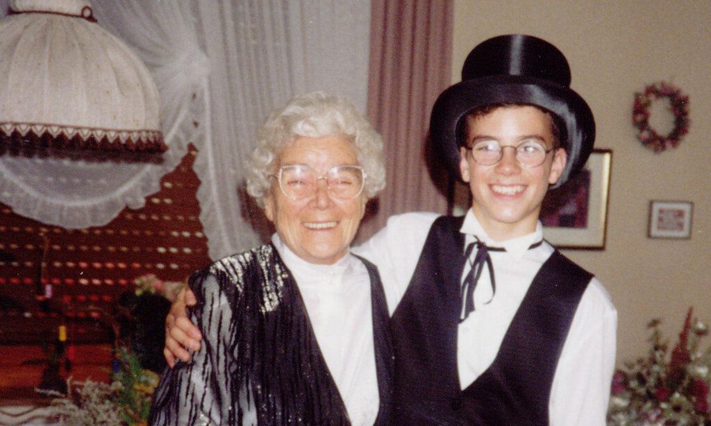 Andreas Ehrlich als Jugendlicher mit Zylinder, umarmt seine Oma
