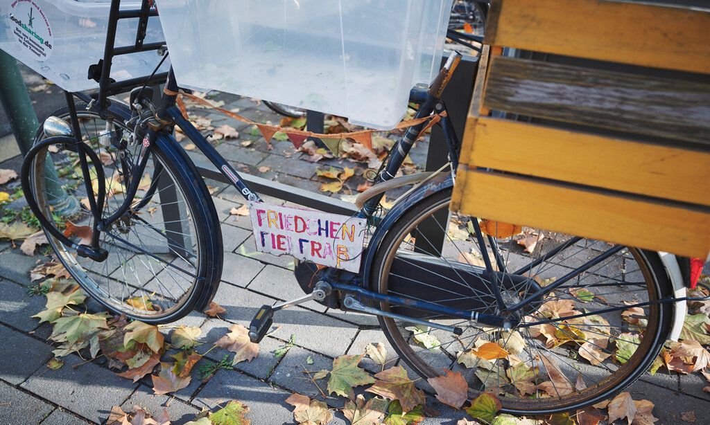 Fahrrad mit Transportkisten und Beschriftung Friedchen Fielfraß