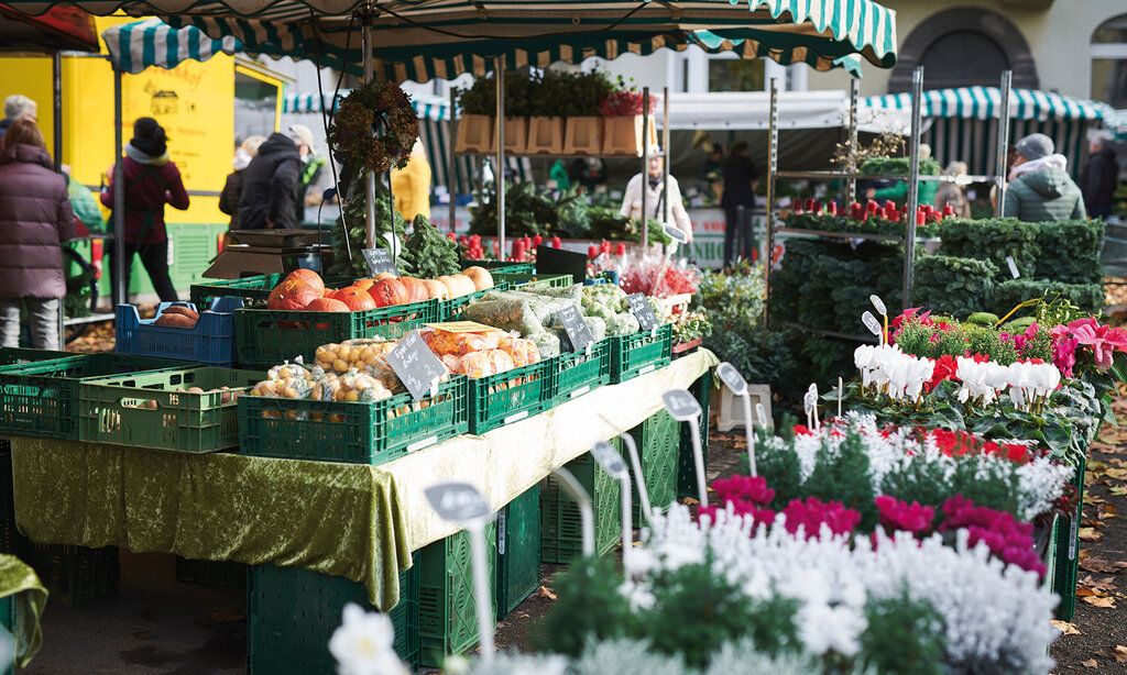 Marktstände mit Gemüse und Blumen
