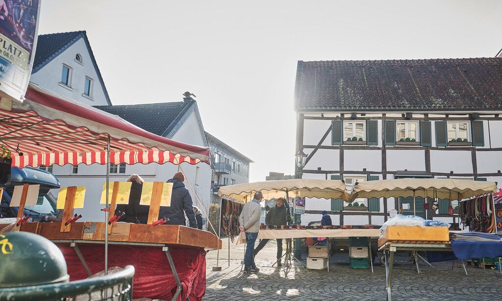 Der Marktplatz von Gerresheim mit Marktständen