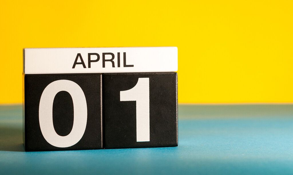 Tischkalender, auf dem der 1. April angezeigt wird, Hintergrund gelb