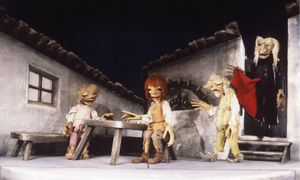 vier Marionetten auf der Bühne des Düsseldorfer Marionettentheaters, Szene aus Krabat