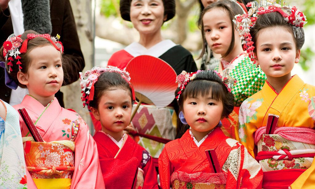 Japanische Mädchen in traditionellen Kimonos