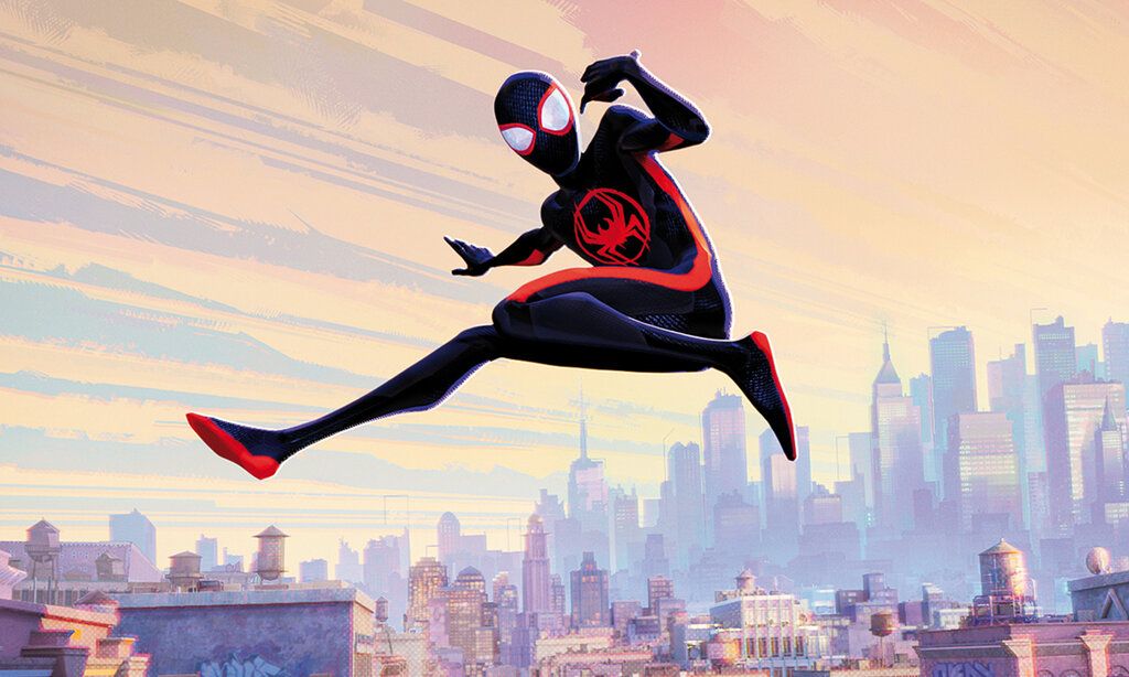 Illustration, Spiderman springt durch die Luft, im Hintergrund die Skyline einer Großstadt