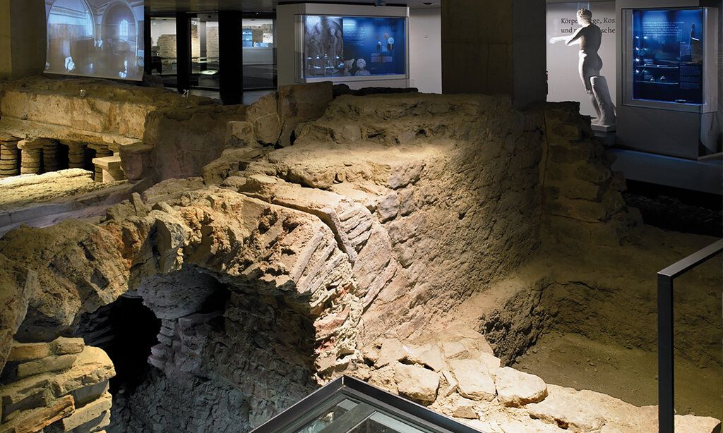 Ausstellungsraum der Römertherme Zülpich, Ausgrabungen antiker Mauern