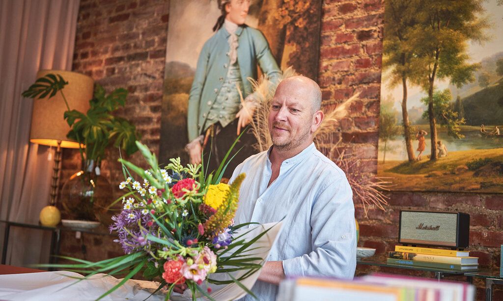 Oliver Schladitz bindet in der bloombox kreative Sträuße