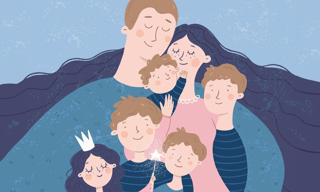 Illustration einer Familie, Vater, Mutter und vier Kinder, die nah beieinander, Blautöne überwiegen