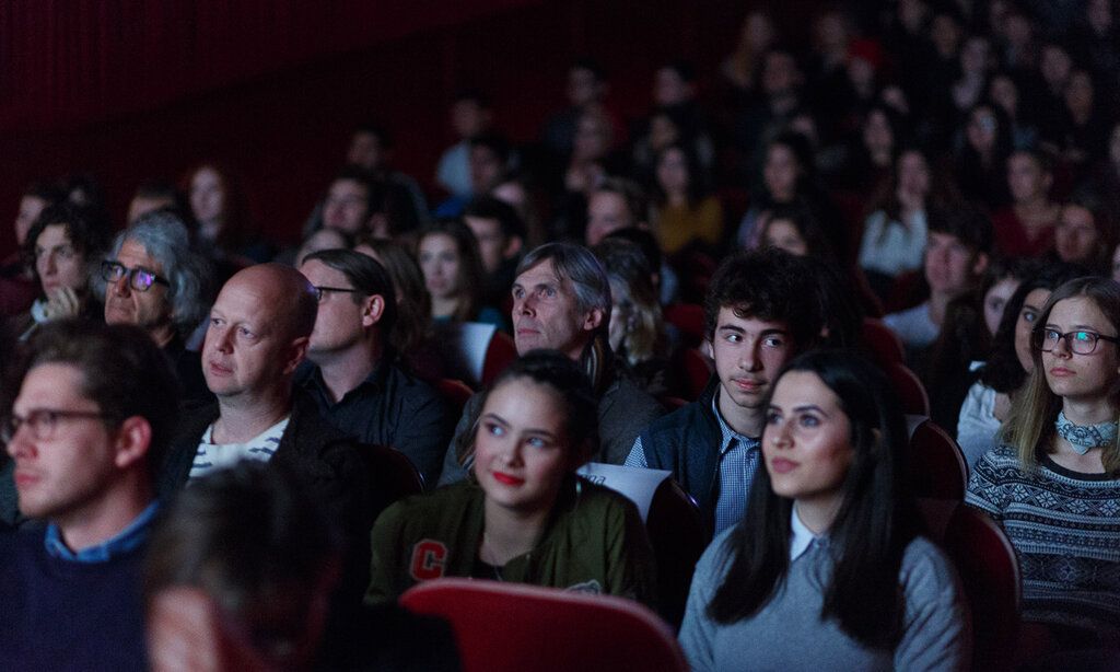 junges Publikum sitzt im Kino