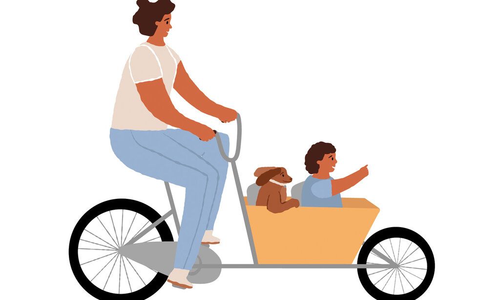 Vektorillustration von einer Mutter, die Kind und Hund im Lastenrad fährt