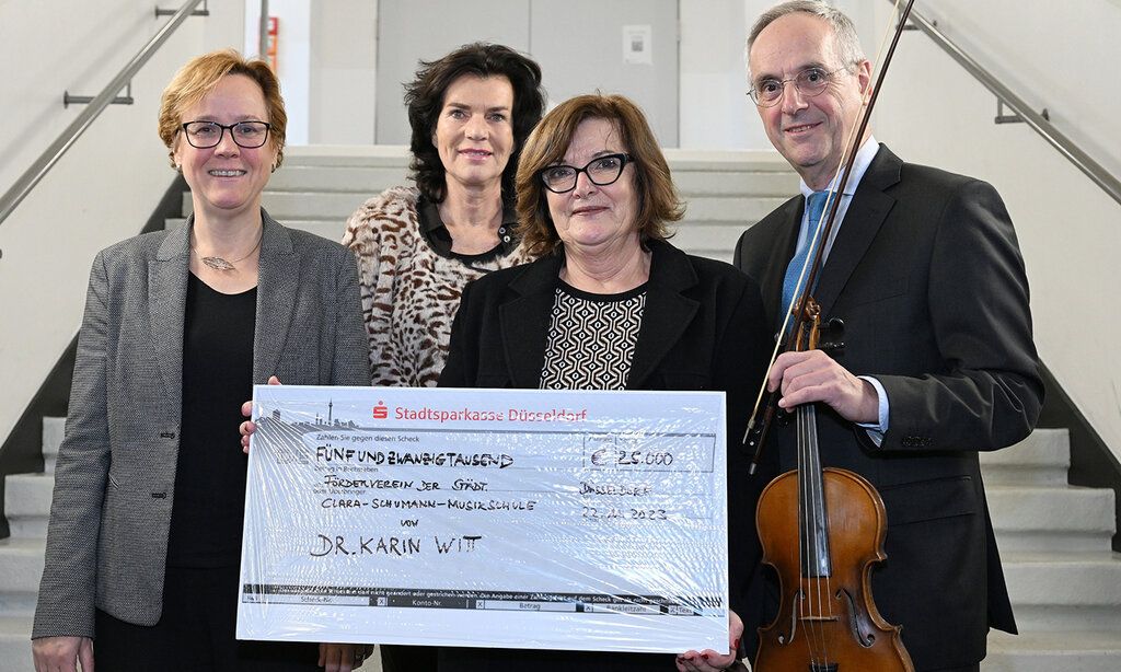 Dr. Doris Bischler (l.), Leiterin Clara-Schumann-Musikschule, und Michael Bremen, Vorsitzender des Fördervereins, erhielten eine Spende in Höhe von 25.000 Euro und eine Violine vom Vorstand der Stiftung, Anette Fischer (2.v.l.) und Angelika Voller
