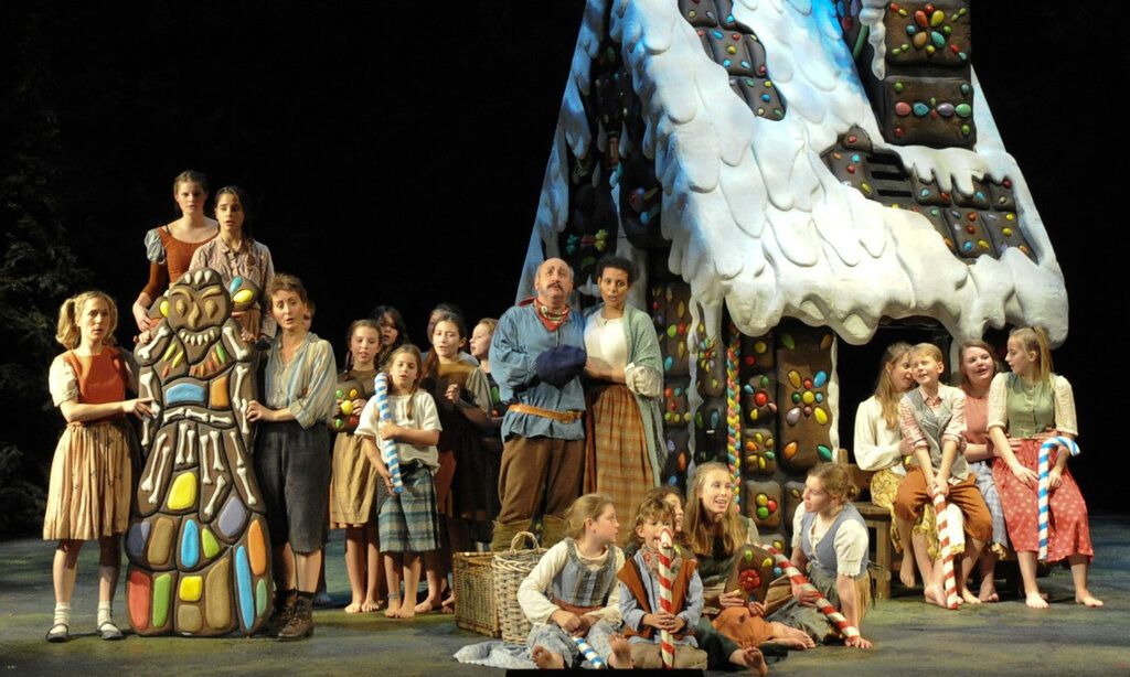 Auf der Bühne der Deutschen Oper am Rhein: Dartseller vor dem Lebkuchenhaus