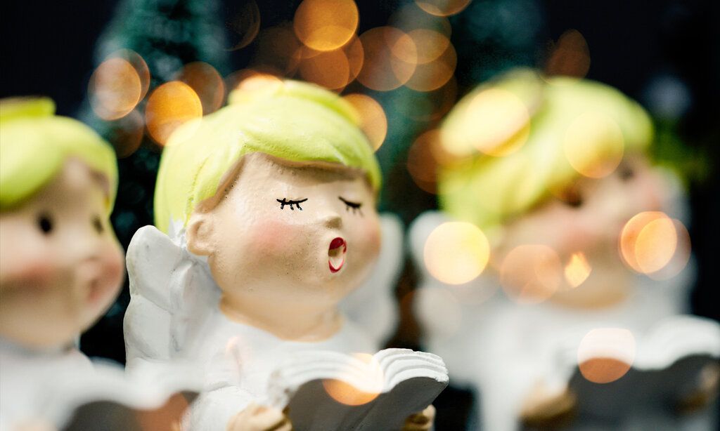 kleine Weihnachtsengel-Figuren, die singen