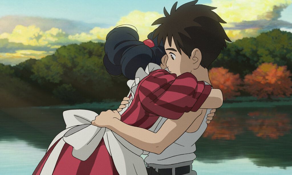 Anime, ein Mädchen und ein Junge umarmen sich, im Hintergrund ein See mit Spiegelung und ein Wald
