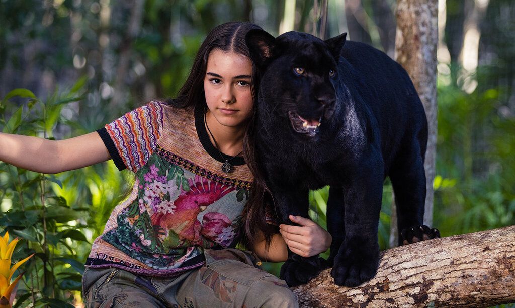 Ella (Lumi Pollack) und ihre beste Freundin, der schwarze Jaguar Hope