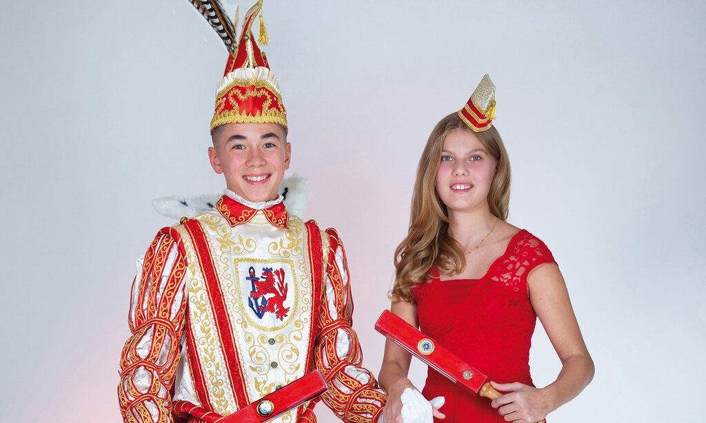 Brandon und Luise, das Kinderprinzenpaar rotweiß, in karnavalistischen Kostümen