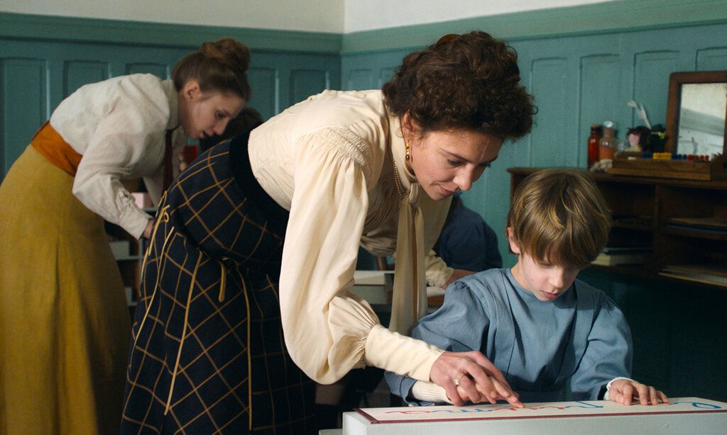 Maria Montessori hilft einem Schüler beim Lernen